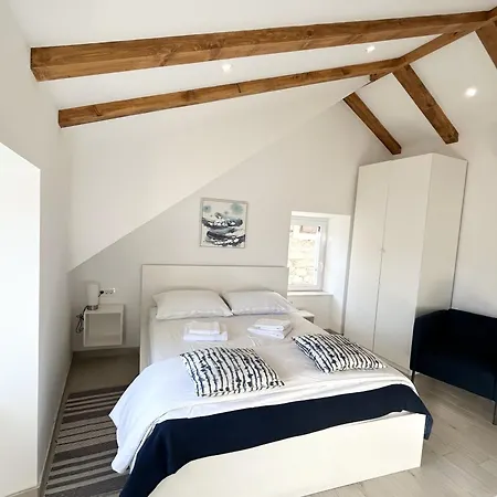 Mikula And Cvita Stone House Daire *