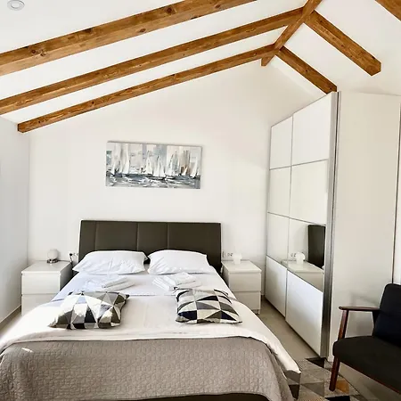 Mikula And Cvita Stone House Апартаменти *